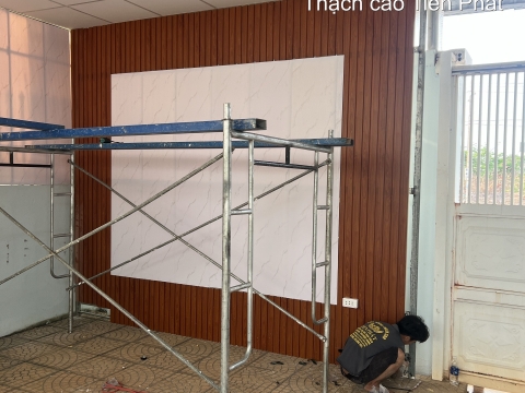 Sửa chữa nhà Đồng Xoài - lợp trần nhựa, ốp tường