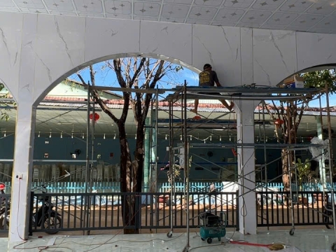 Công trình nhà hàng tiệc cưới bom bo,trần thả nhựa,ốp pvc giả đá