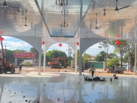 Công trình nhà hàng tiệc cưới bom bo,trần thả nhựa,ốp pvc giả đá