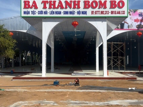 Công trình nhà hàng tiệc cưới bom bo,trần thả nhựa,ốp pvc giả đá