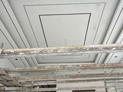 Công trình Phước Bình thi công trần thạch cao kết hợp nẹp rãnh đen,led nhôm định hình