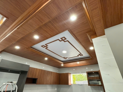 Thi Công Trần Nhựa Giả Gỗ Đồng Nai – Dự Án Thực Tế Tại Thạch Cao Tiến Phát